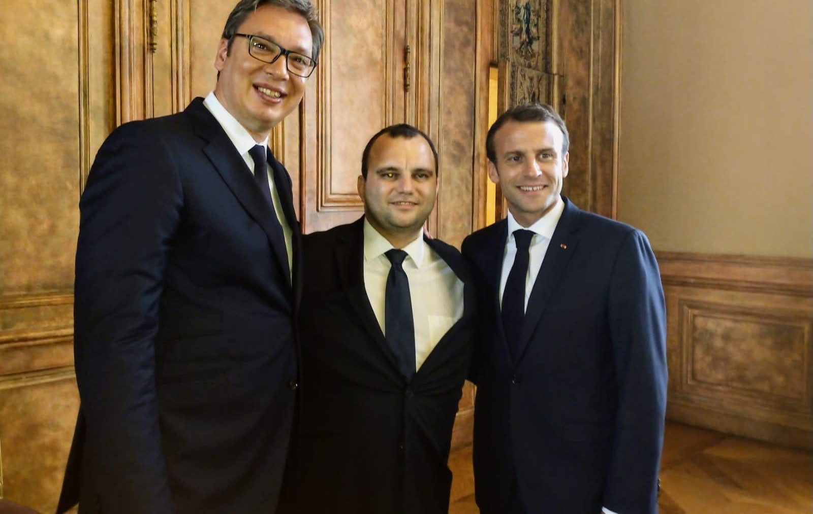 (FOTO) VUČIĆ NIJE BIO JEDINI SRBIN U JELISEJSKOJ PALATI: Zlatan iz Svilajnca rame uz rame sa srpskim i francuskim predsednikom!